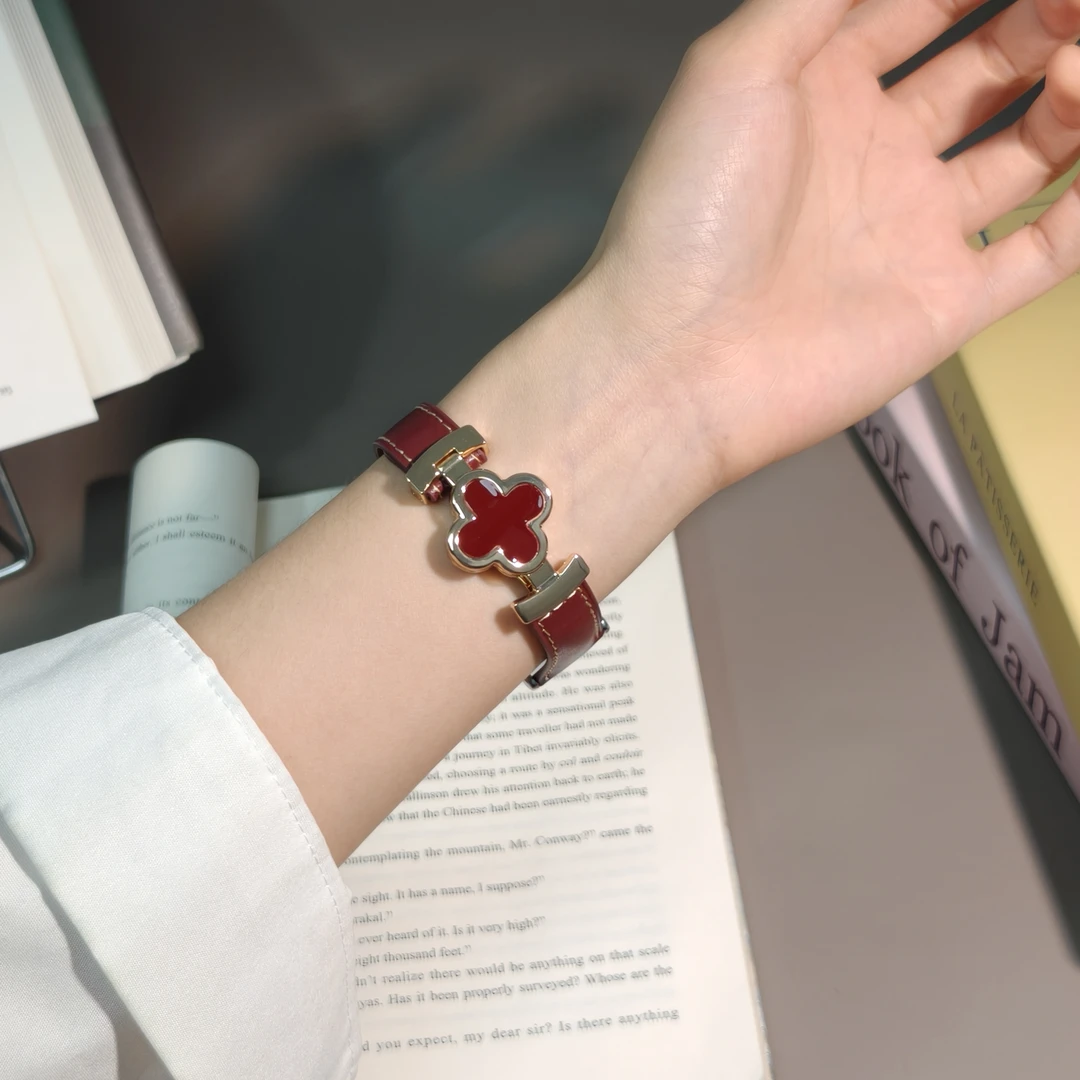 适用苹果手表s10表带四叶草磁吸扣真皮iwatch s9 s8 s7 se表带女