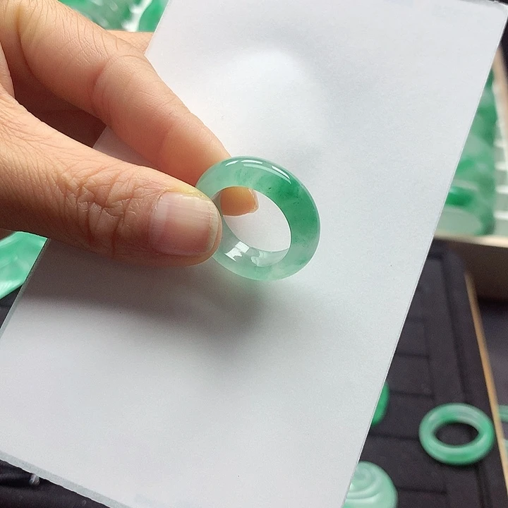 石英质玉戒指未镶嵌发****?