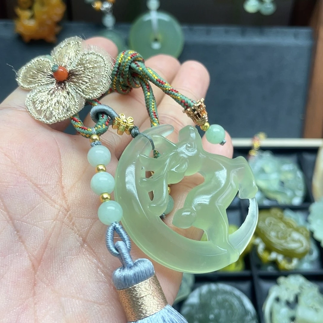 蛇纹石玉未镶嵌颈饰