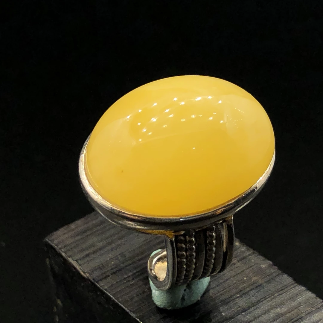 原生态鸡油黄蜜蜡戒指。