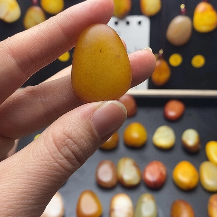 在***方和田玉（糖玉）未镶嵌珠宝半成品