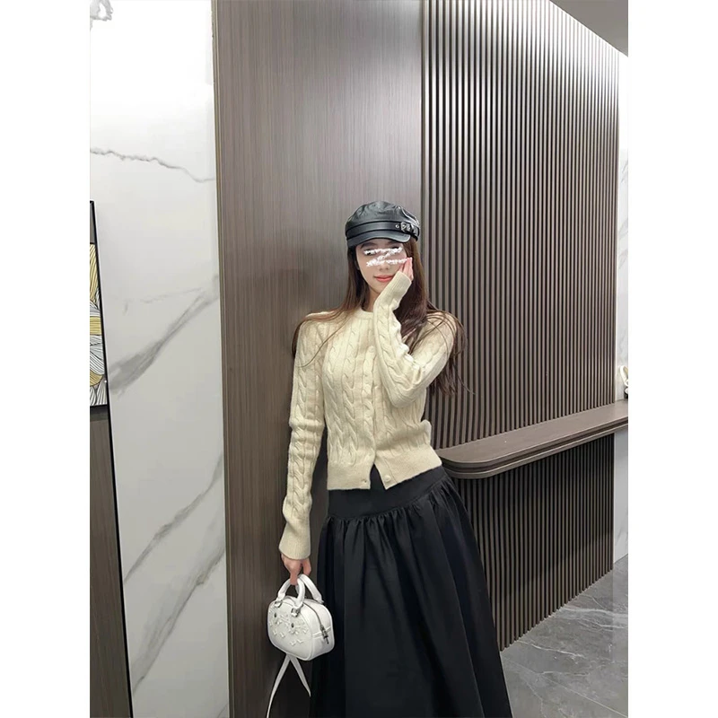 Moses Queen/魔西女王设计感杏色麻花毛衣开衫女软糯减龄修身上衣