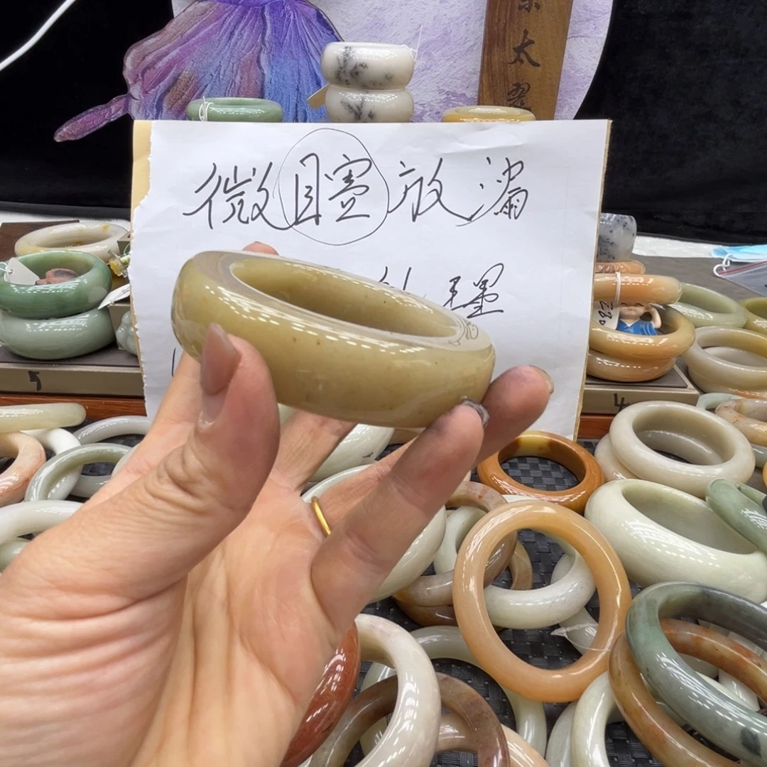 七***悅石英质玉未镶嵌手镯