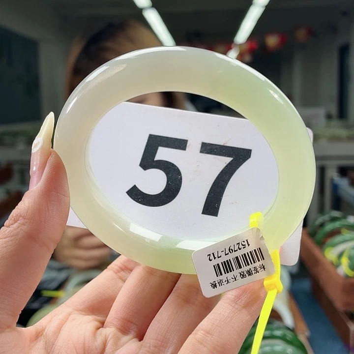 和田玉未镶嵌手镯 带小生长纹