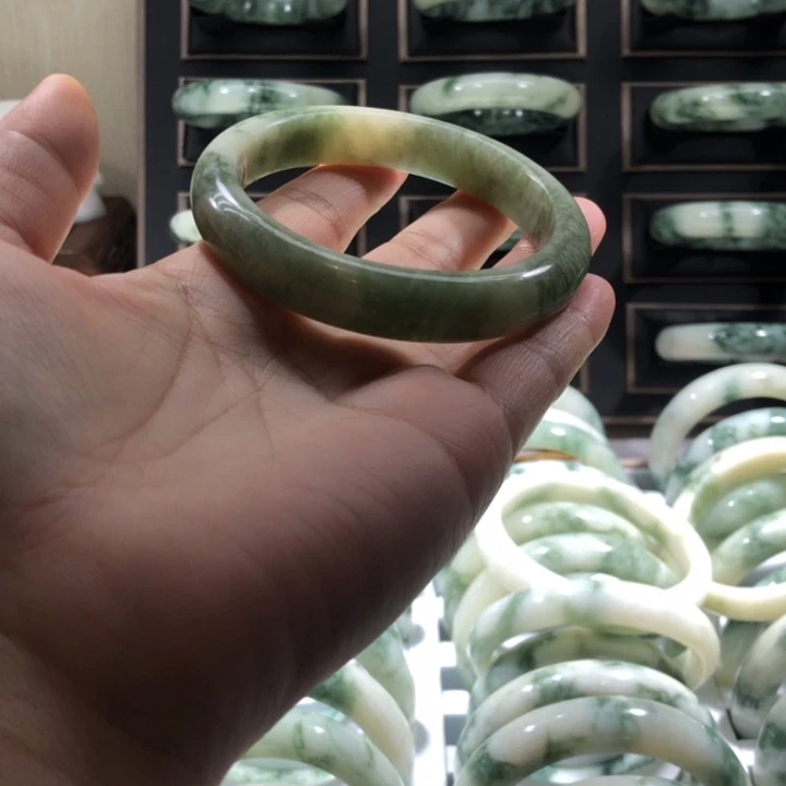 透闪石-蛇纹石玉未镶嵌手镯