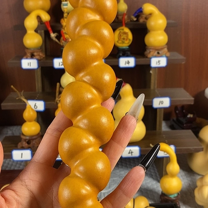 太***花在这部影片当中饰上黑色或红色图案