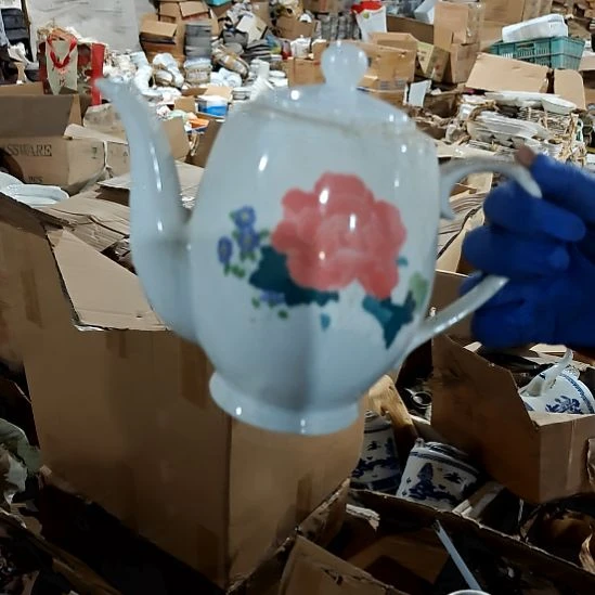 摆件盘子碗茶壶啥都有