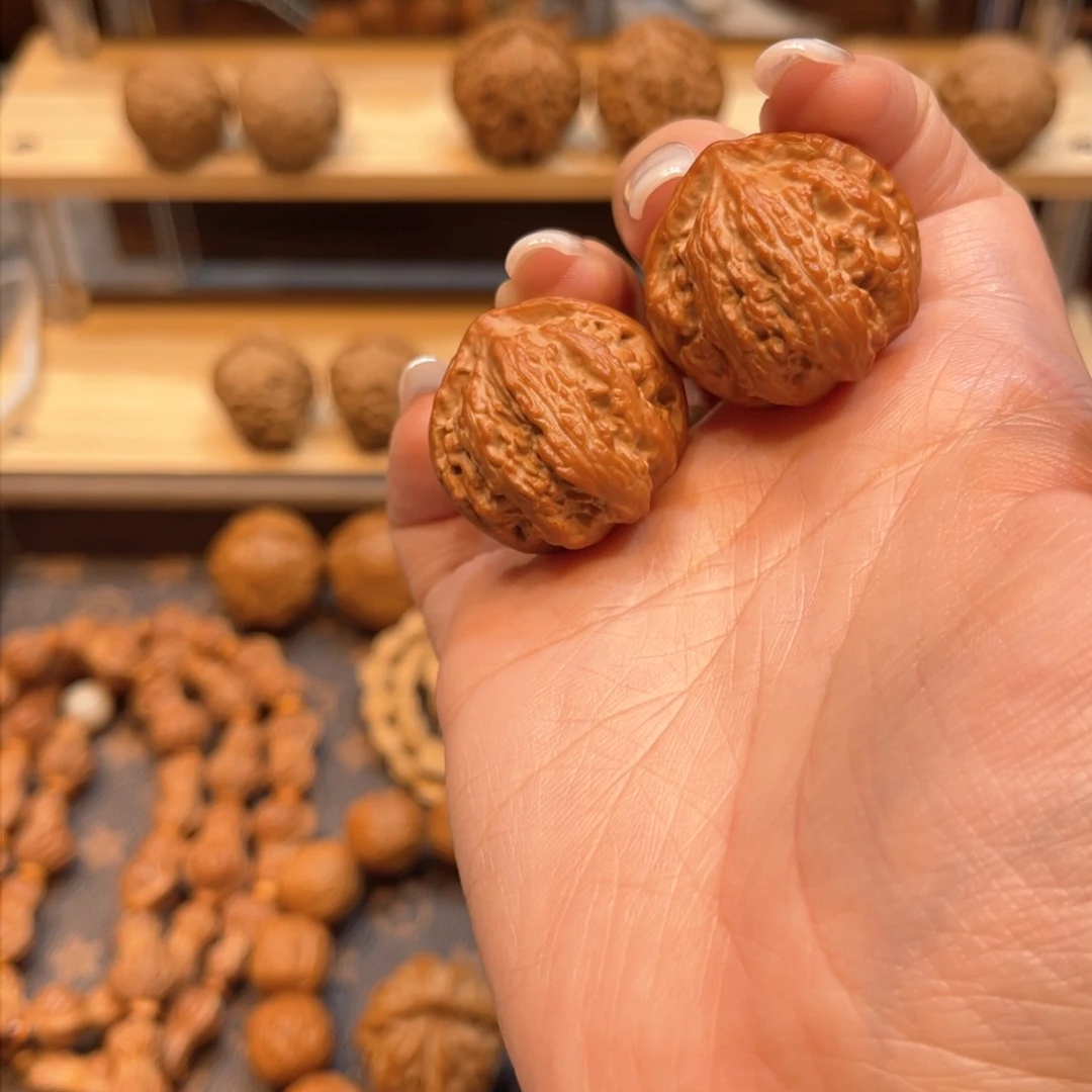 文玩核桃把件红皮龙纹帽