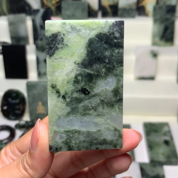 独山玉颈饰未镶嵌