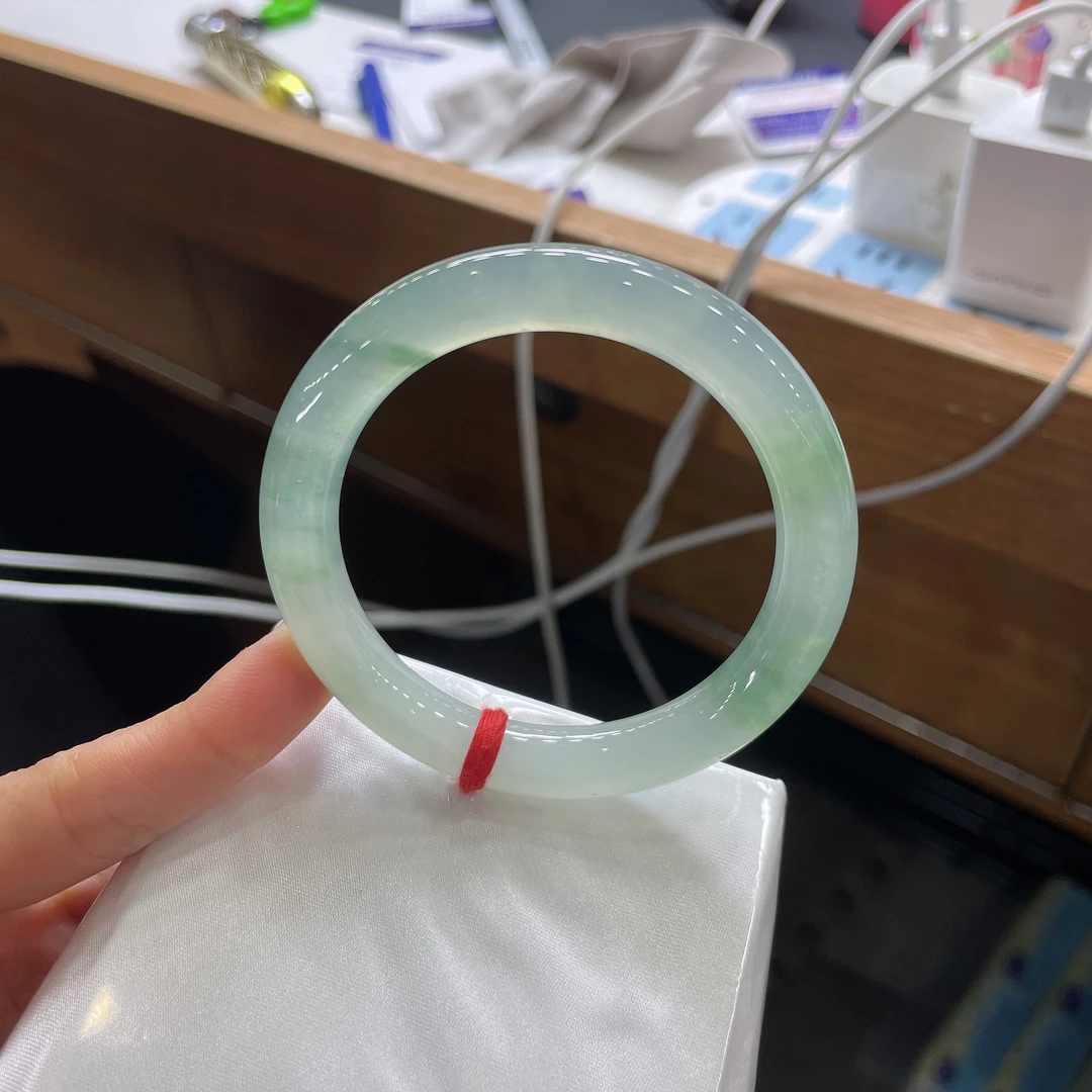 51圆条冰胶透飘绿花翡翠手镯