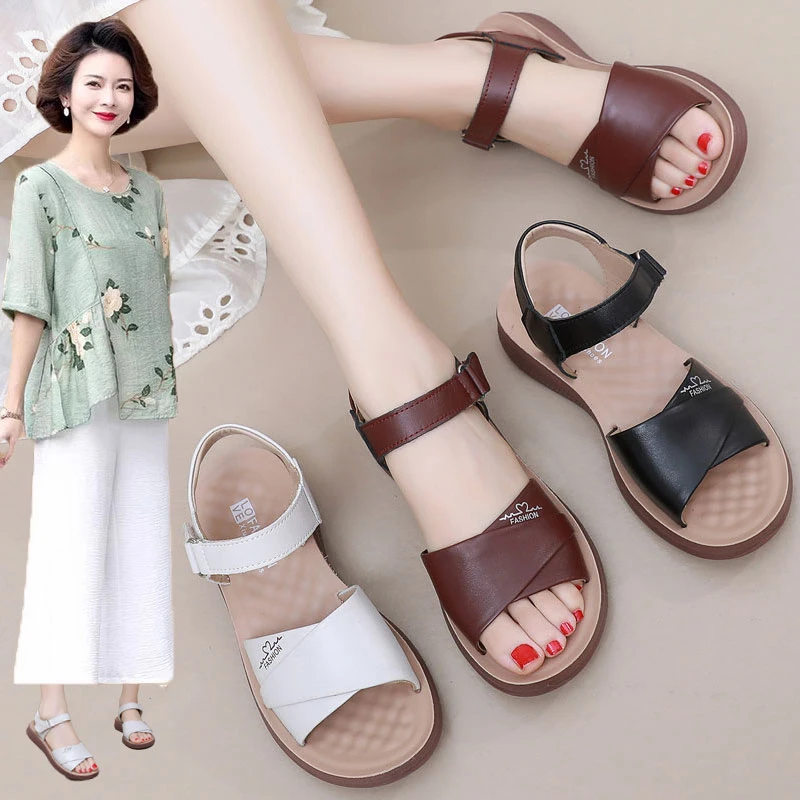 2025新款中老年妈妈夏季凉鞋不累脚软底女士平底真皮老人凉鞋防滑