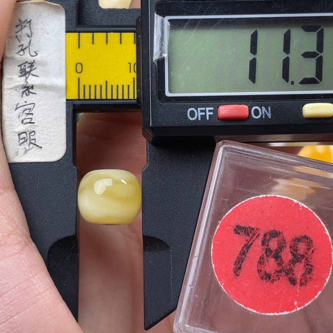 蜜蜡未镶嵌珠宝奇石
