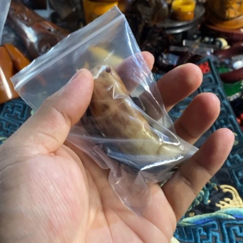 寻呼台的一个小女孩在