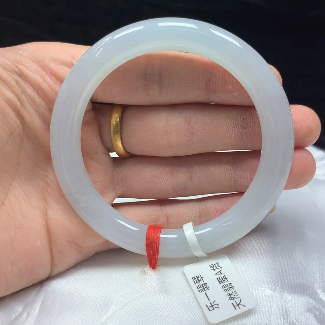 翡翠未镶嵌手镯（圆镯）56.6