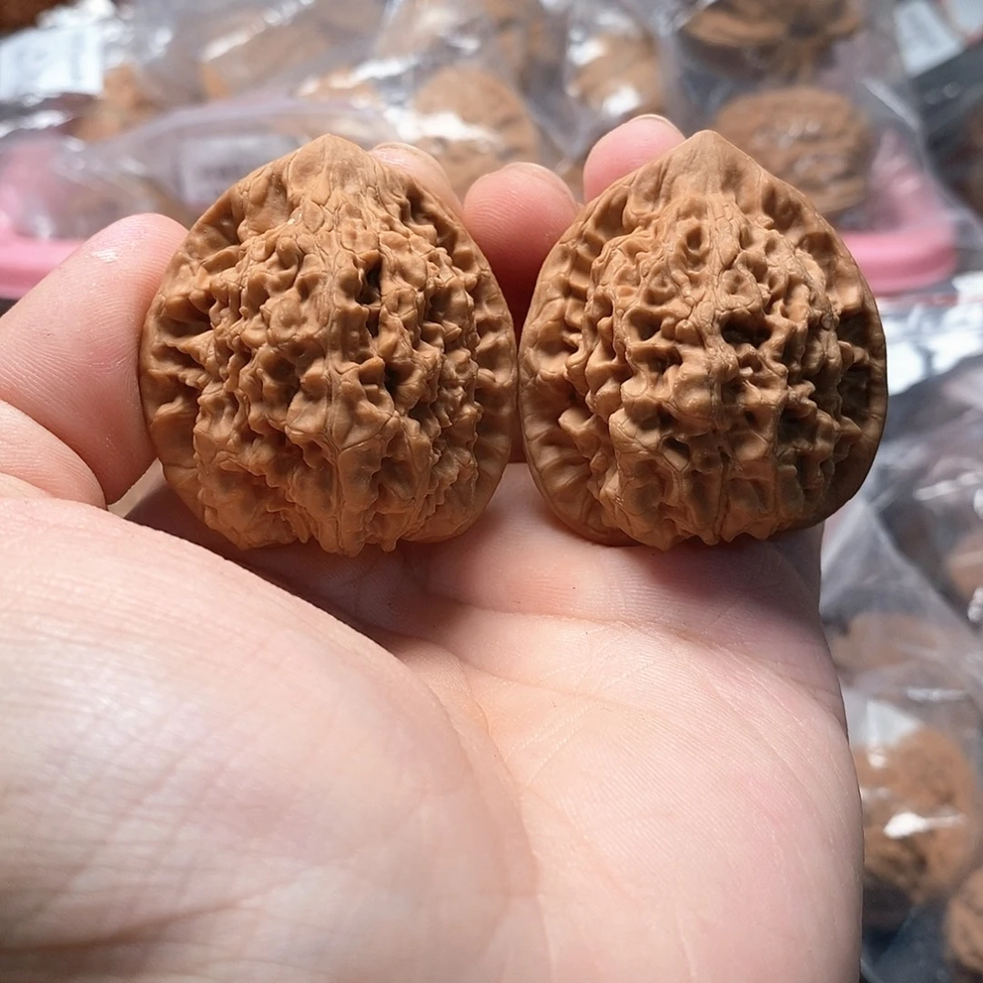 1文玩核桃麒麟纹40-471