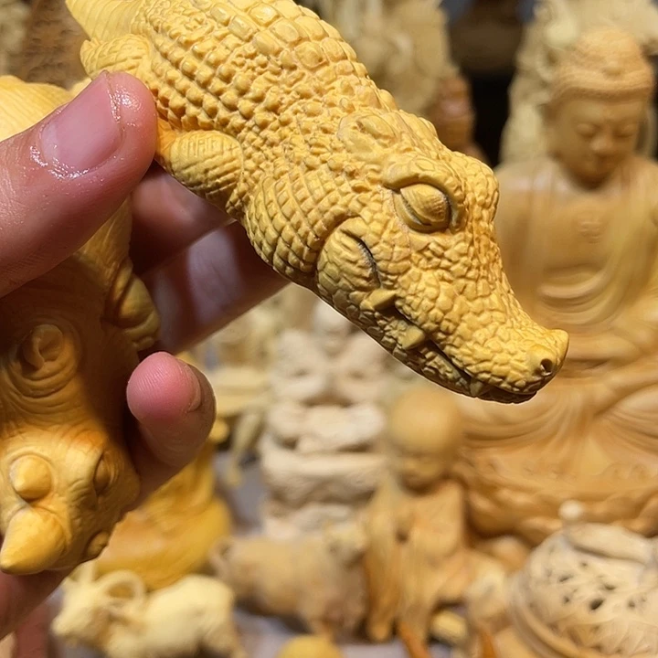 黄杨木微瑕鳄鱼把件