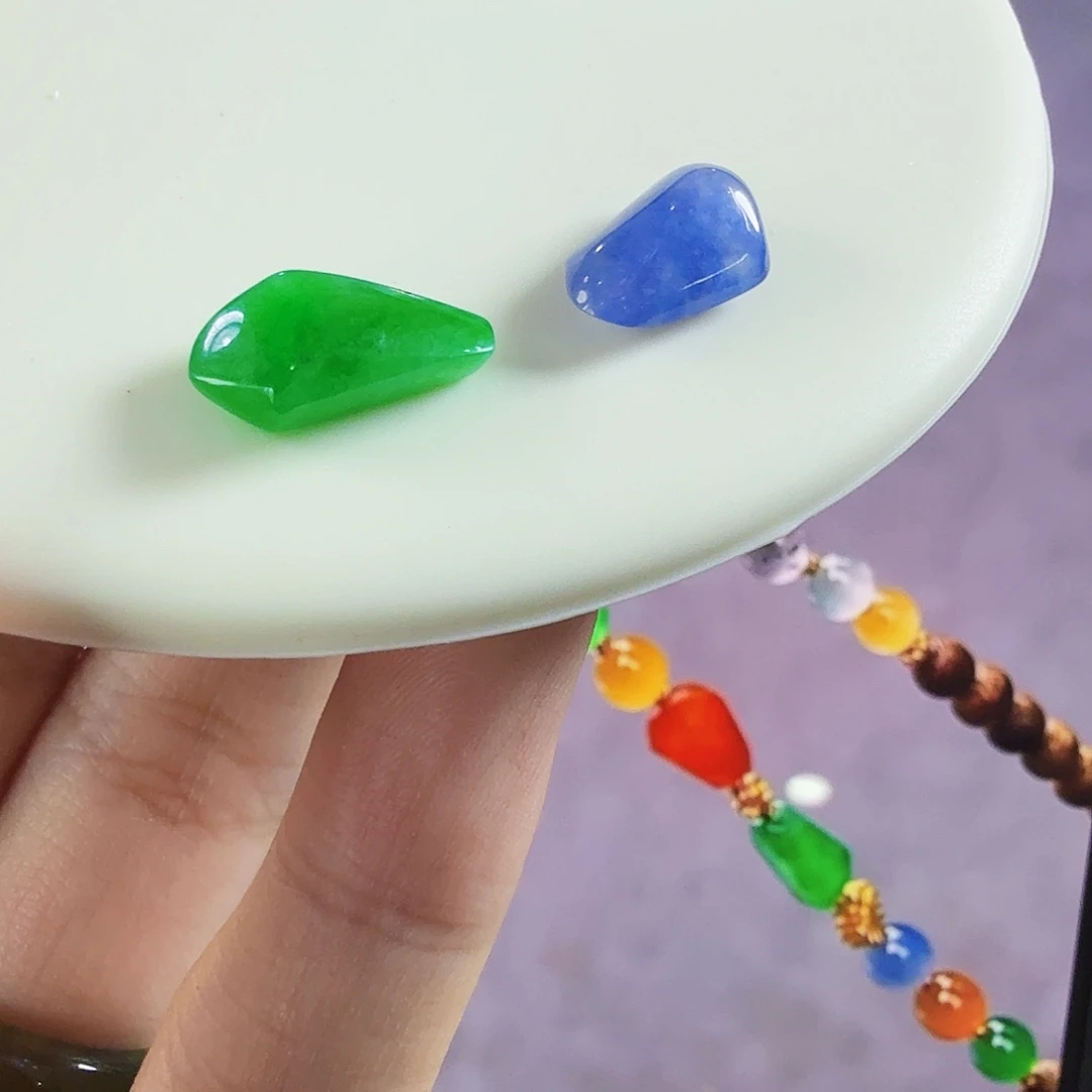 翡翠未镶嵌颈饰一对