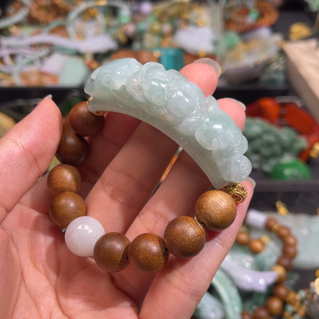 翡翠未镶嵌颈饰vvvvvvggvvhbbbh