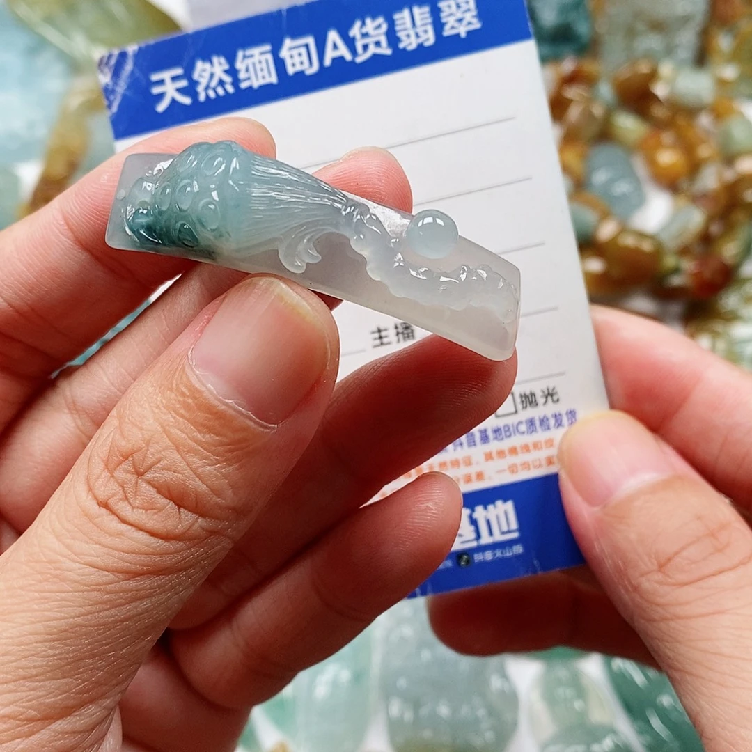 翡翠未镶嵌颈饰莲蓬手牌