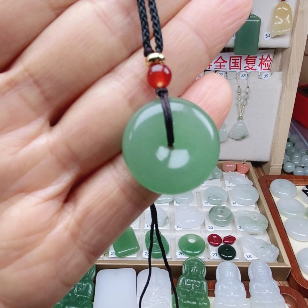 石英质玉（非洲翠）未镶嵌颈饰