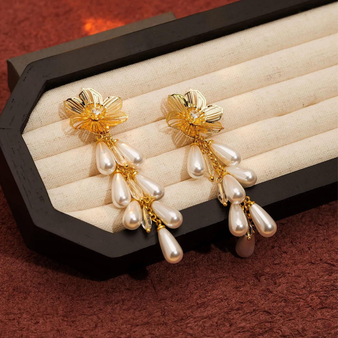 铜合金仿珍珠耳饰 【鸢尾花】明星同款珠珠设计感时尚爆款耳环E9052