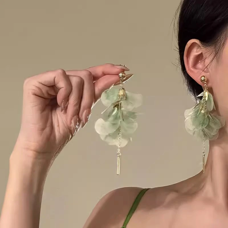 铜合金布艺耳饰 森系绿色花瓣流苏耳环女超仙气质耳钉度假风耳饰