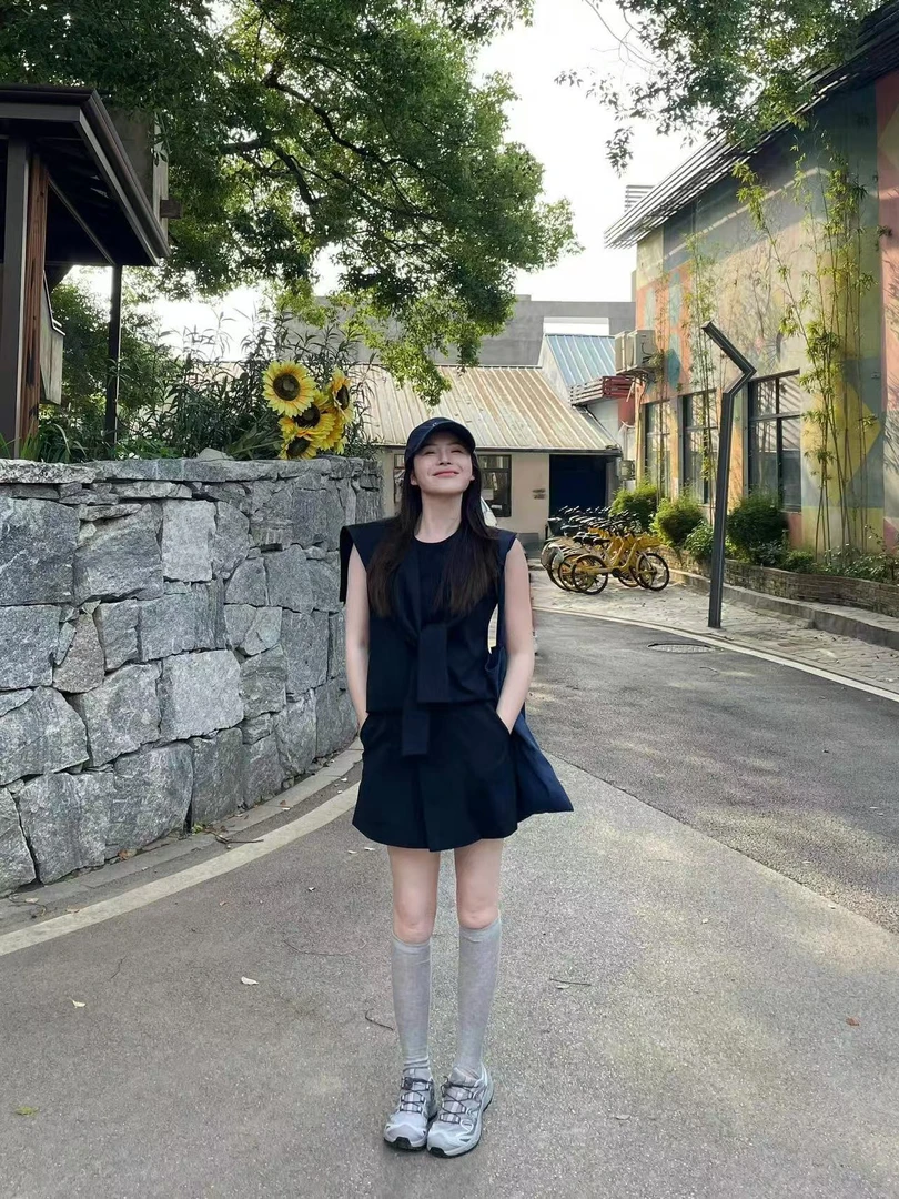 2025春夏新款法式休闲气质披肩无袖背心上衣高腰半身短裙子套装