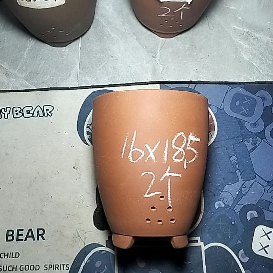 红泥三角两个花盆花泥