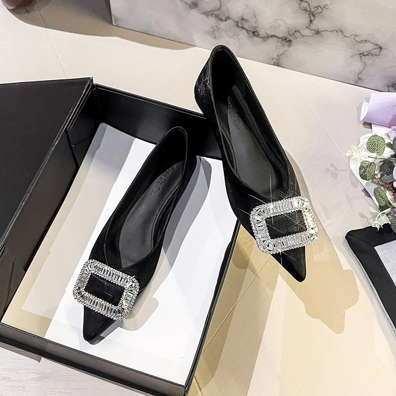 法式尖头单鞋女2025新款方扣水钻平底百搭软底瓢鞋大码女鞋气质