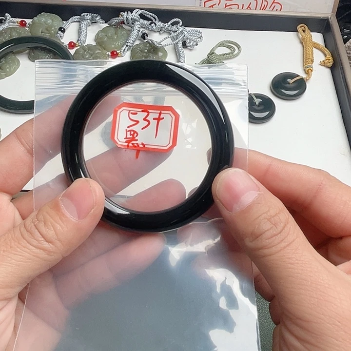 夏***月和田玉未镶嵌手镯