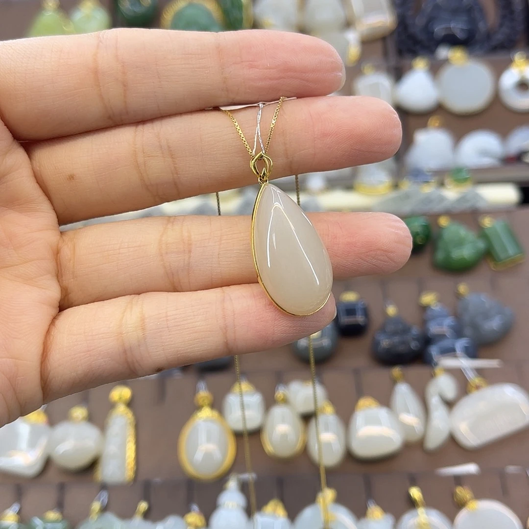 和田玉18K金镶嵌吊坠(赠链)