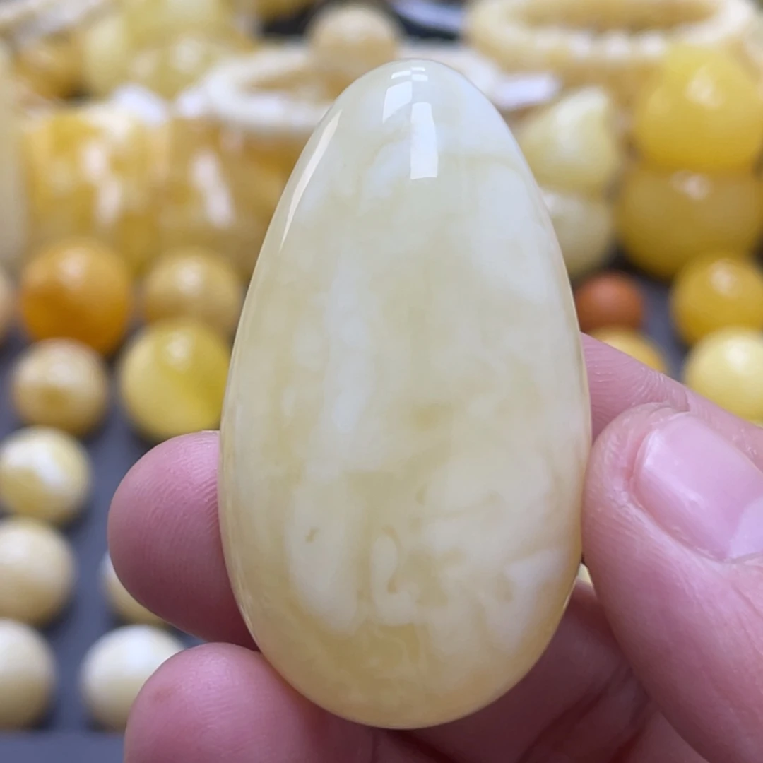 蜜蜡未镶嵌裸石46*26*12mm白花小水滴
