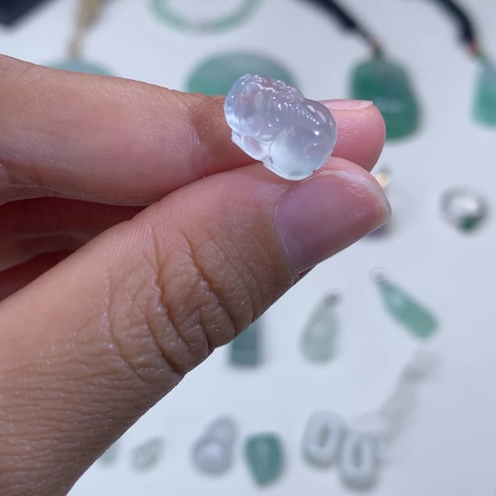 翡翠未镶嵌颈饰皮皮
