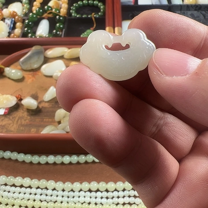 和田玉未镶嵌车挂