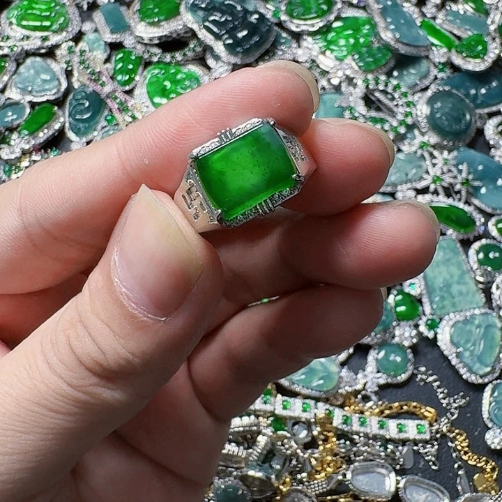 翡翠颈饰未镶嵌天然A货翡翠放漏