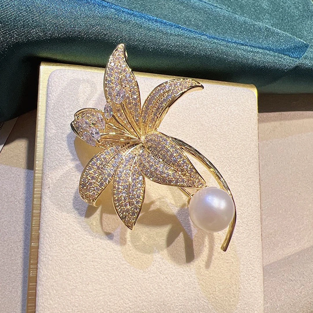 合金仿珍珠胸针 新款密镶轻奢珍珠百合花胸针大衣外套胸花别针