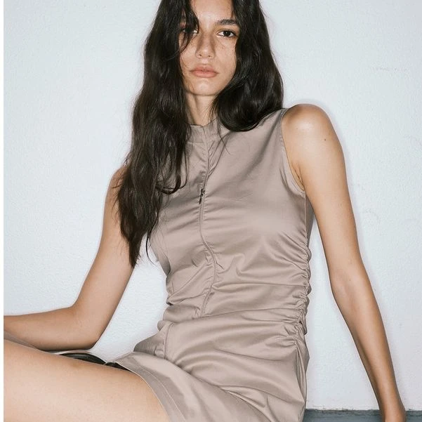 「索维格」易打理运动感立领拉链褶皱掐腰修身气质A字背心连衣裙