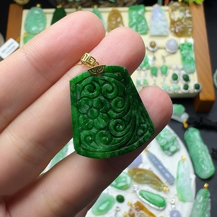 翡翠18K金镶嵌颈饰