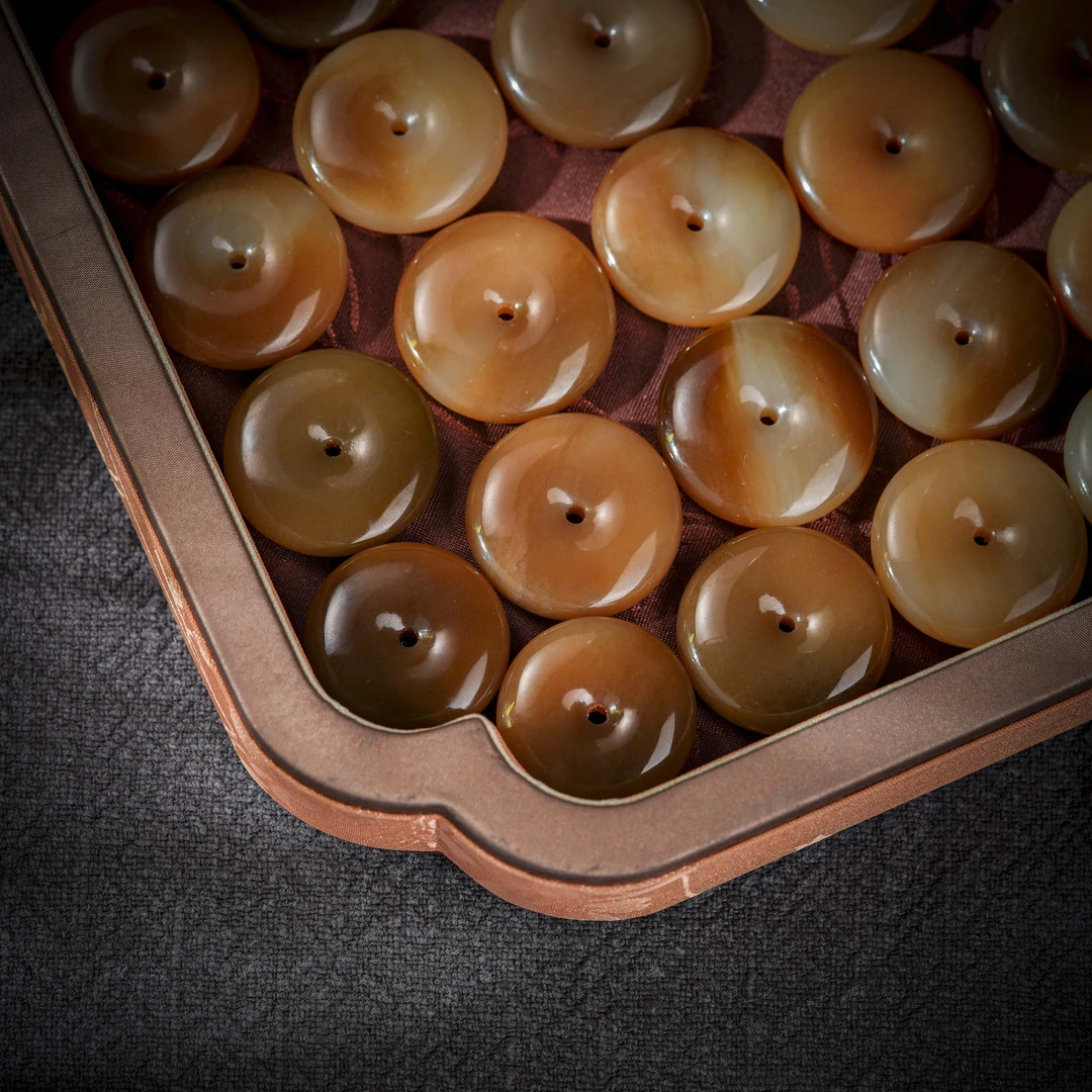 【博姐精选】和田玉老糖平安扣吊坠D6436多样性发其一