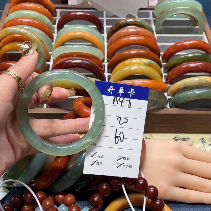 蛇纹石玉手镯未镶嵌扶****上