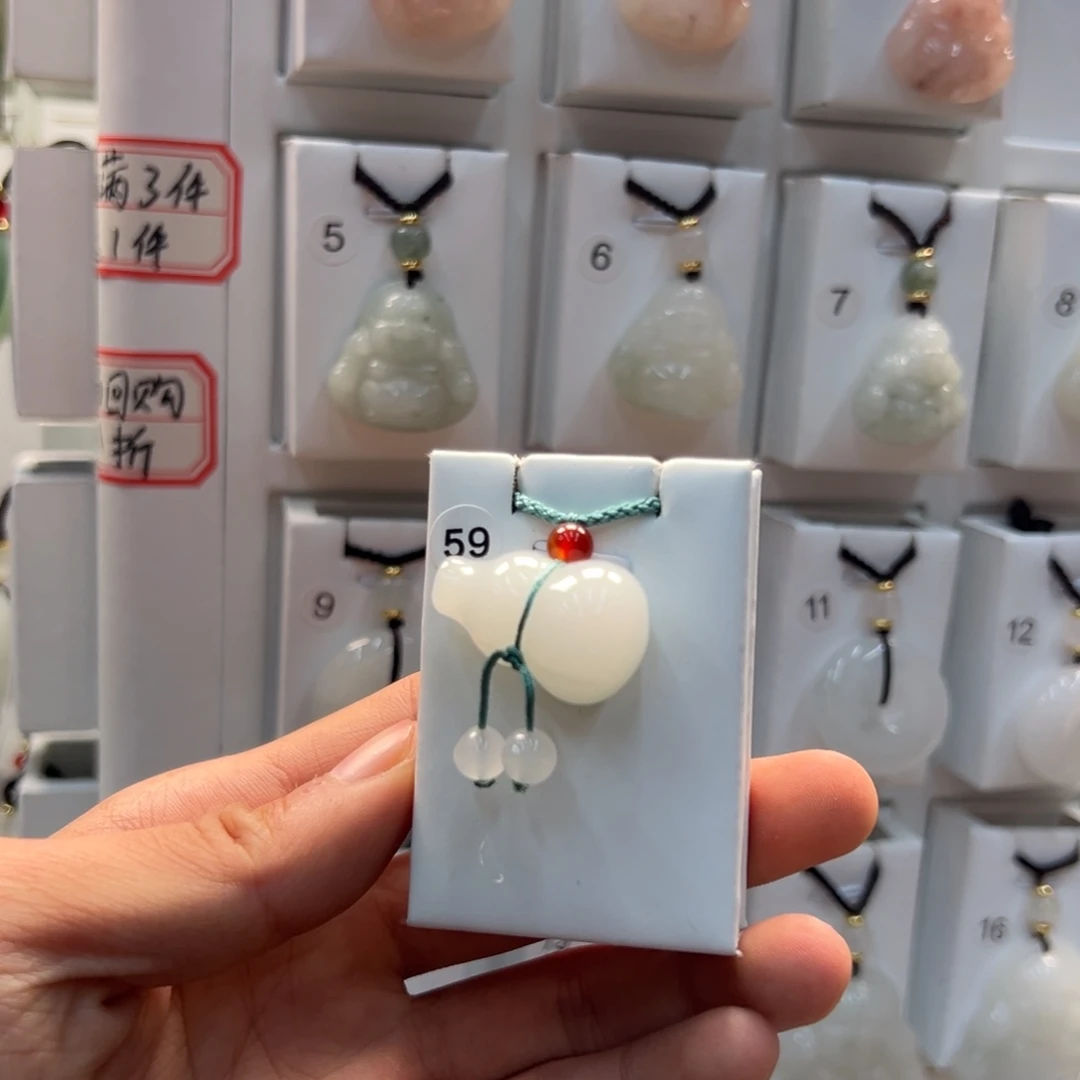 胖****石英质玉（非洲翠）合金颈饰