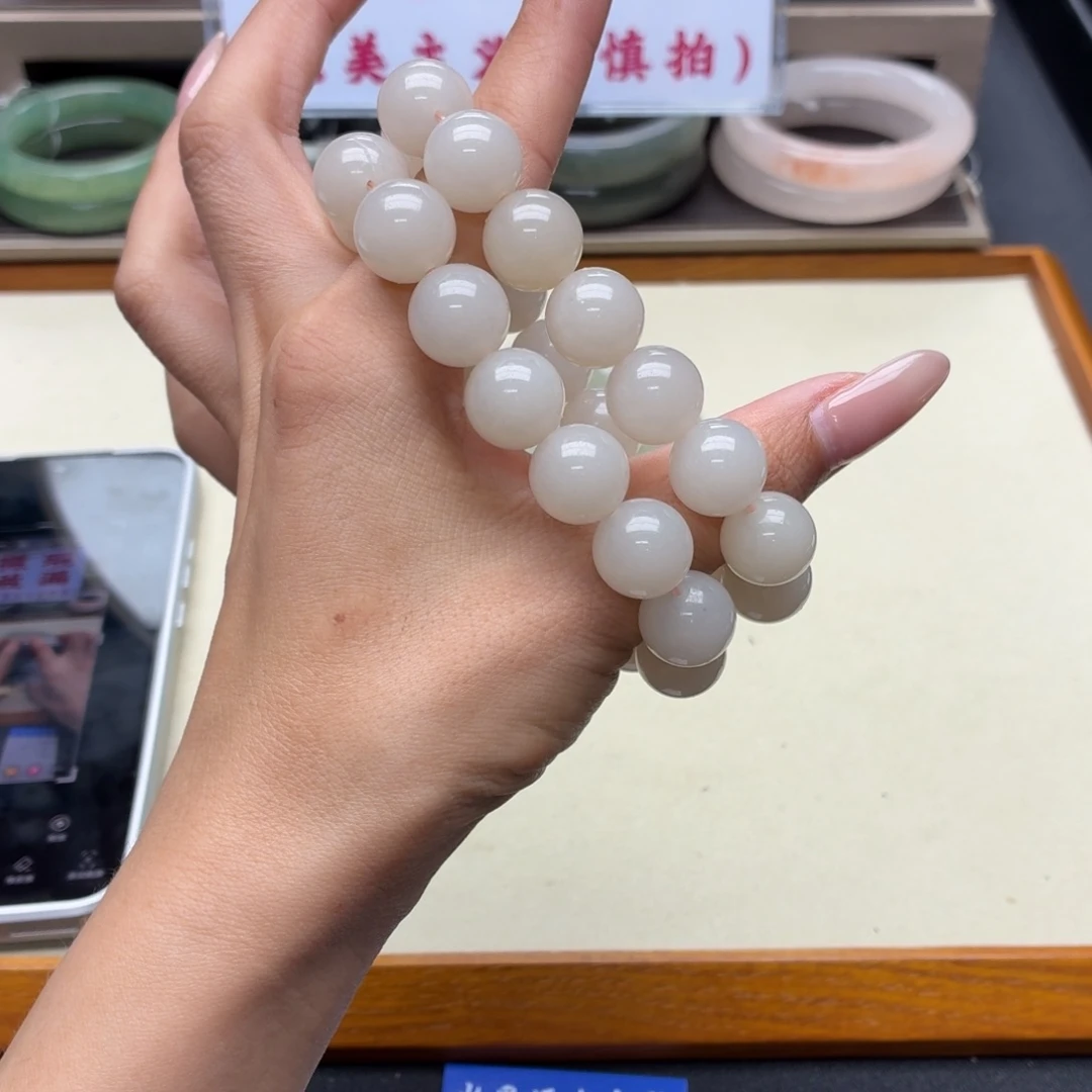 未镶嵌手镯石英质玉