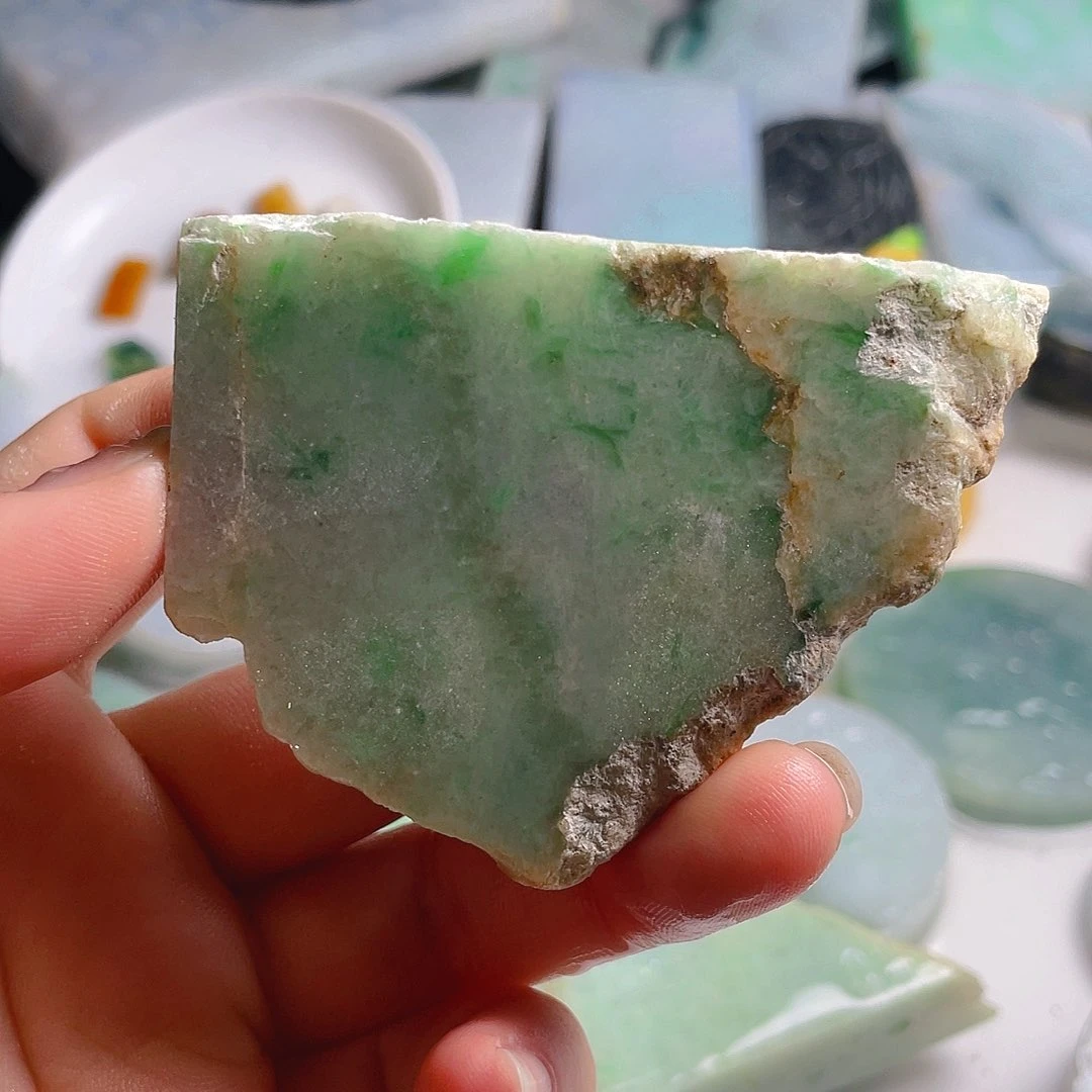 颈饰未镶嵌翡翠。