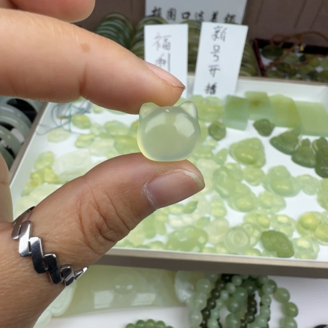 蛇纹石玉未镶嵌颈饰