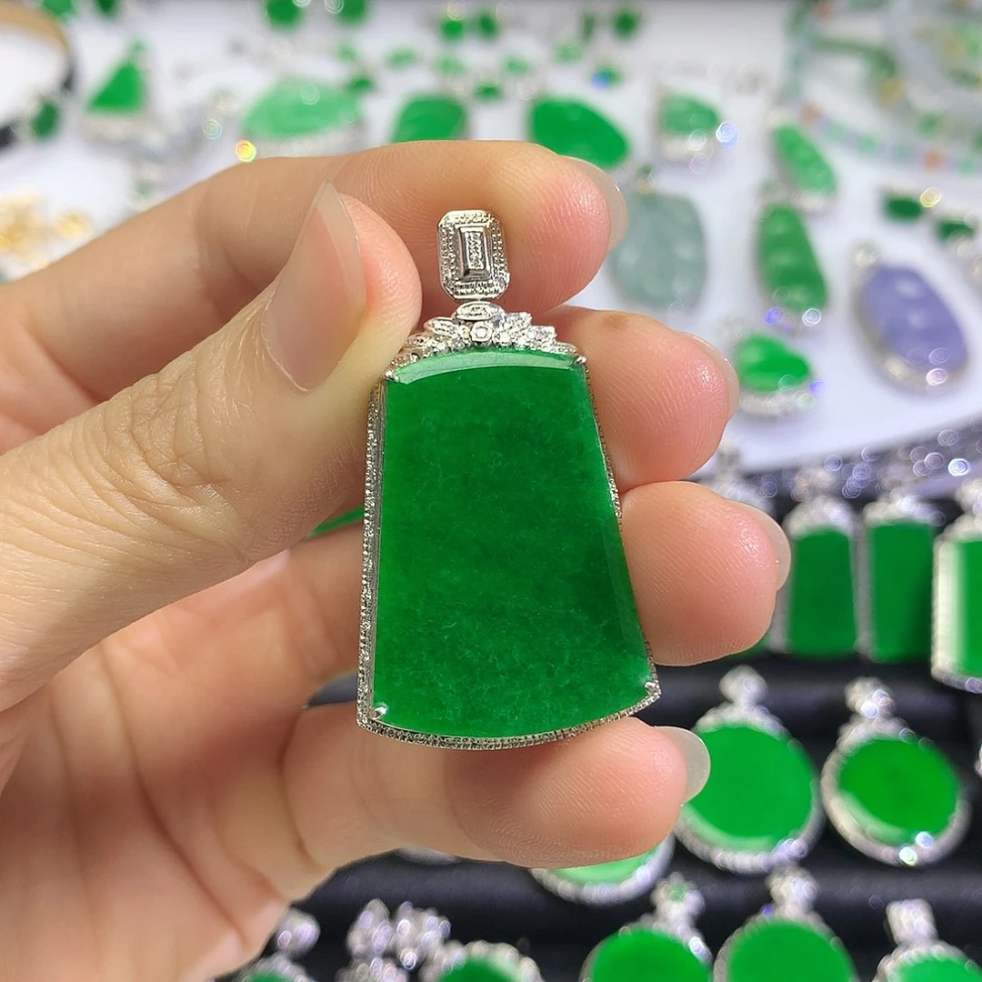 颈饰18K金镶嵌翡翠吊坠