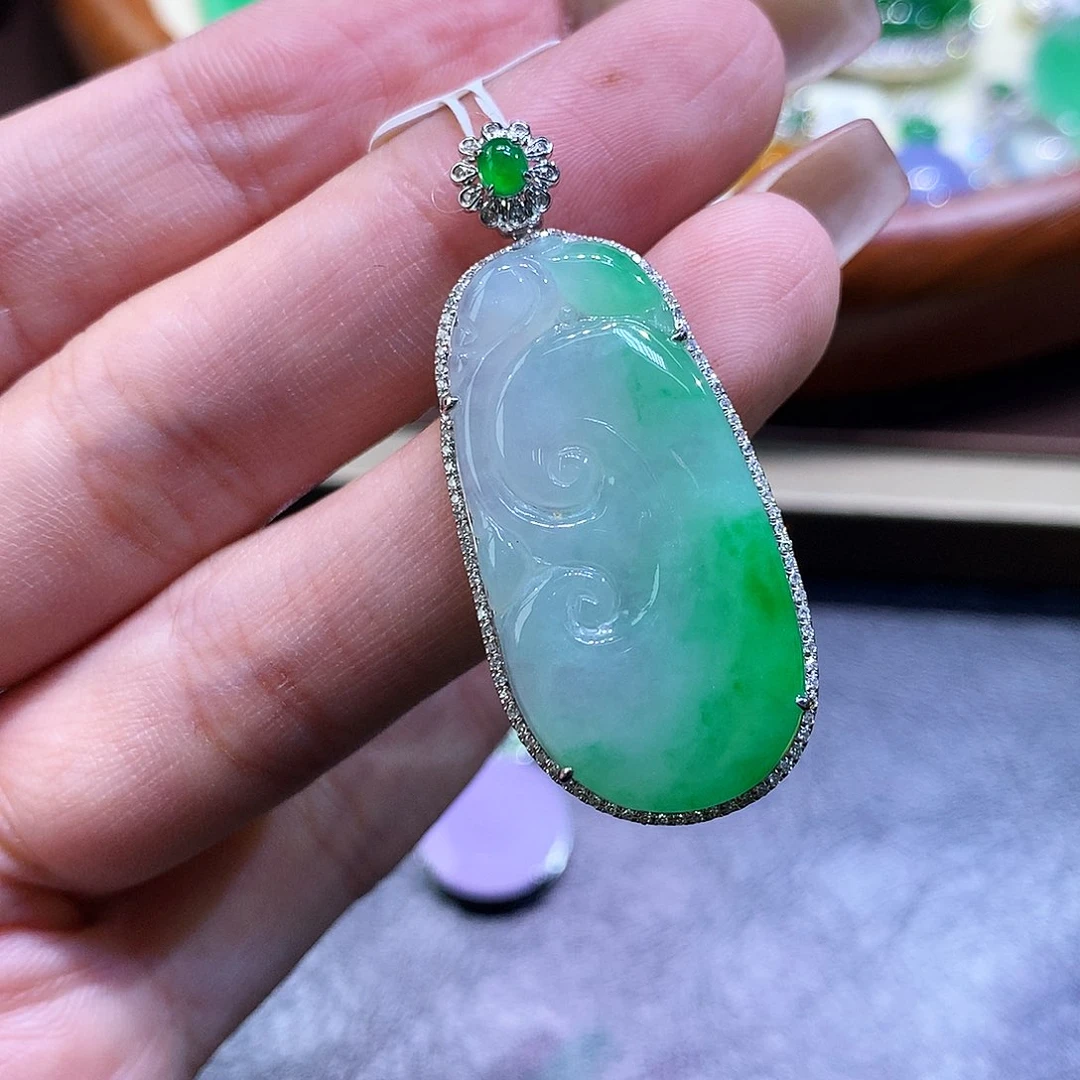 颈饰18K金镶嵌翡翠翡翠吊坠