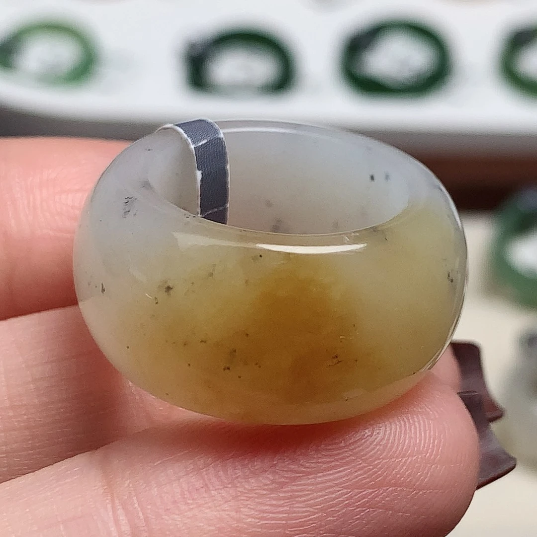 未镶嵌戒指和田玉