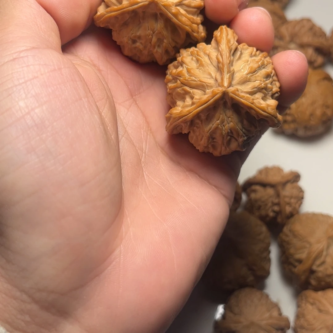 文玩核桃把件不****丶文玩核桃公子帽三棱