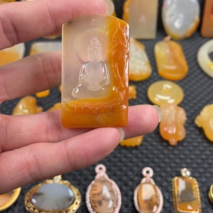 石英质玉（黄龙玉）未镶嵌颈饰