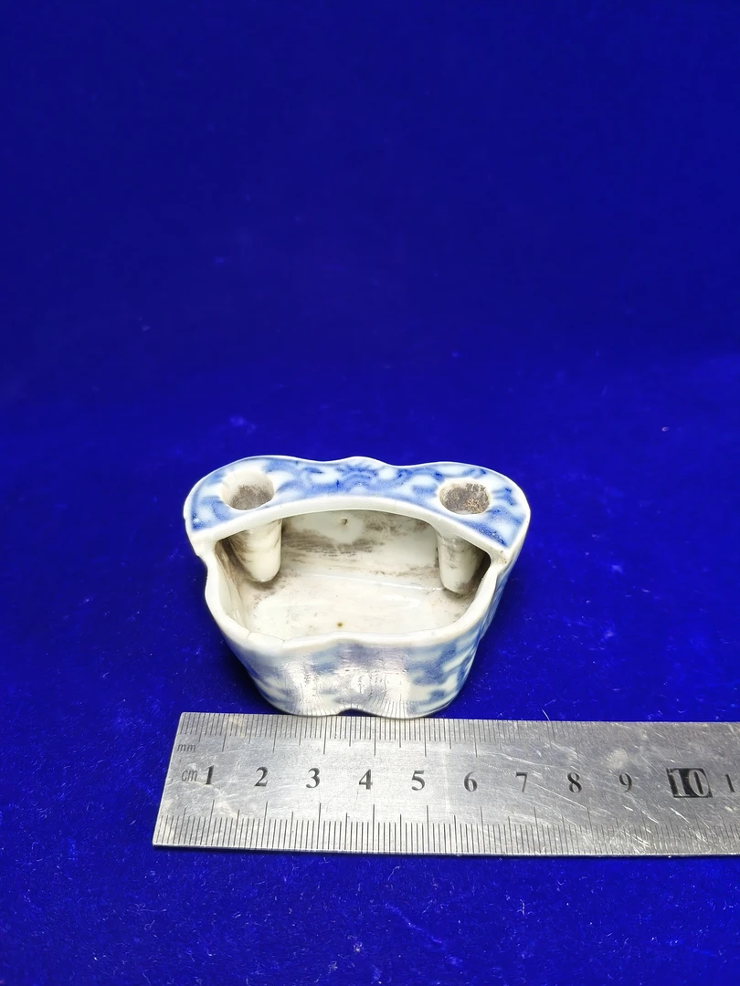 青花花绘纹，糊蝶型水盂，笔叉。尺寸品相如图。